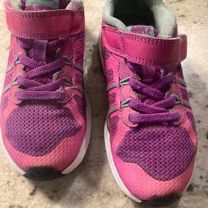 Pink/Magenta Little Girl’s Nike Running Shoes Good Condition. Size 11C